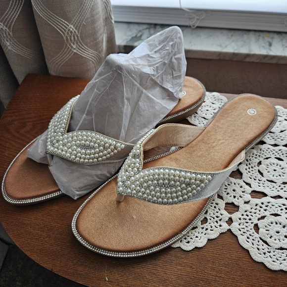 Elegant Pearl-Embellished White Sandals Sz 12 - Picture 6 of 6